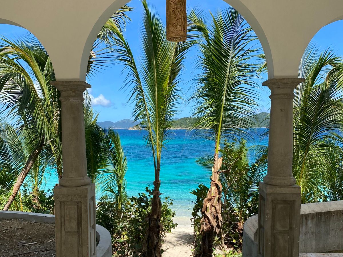 Villa La Playa beachfront location on Peter Bay