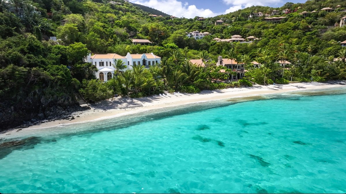Villa La Playa: Four Bedroom Luxury Beachfront Villa on Peter Bay Beach