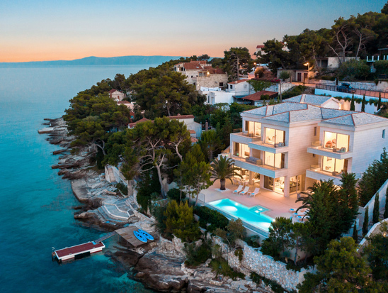 6-Bedroom Villa Accommodating 12 Guests